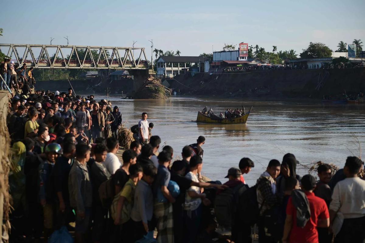 FOTO: Akses Terputus, Warga Bireuen Terisolasi Usai Banjir Besar Hancurkan Sembilan Jembatan