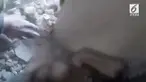 Penyelamatan balita tertimbun reruntuhan saat terjadinya serangan bom di ghouta timur