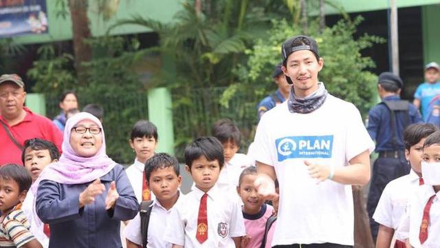6 Potret Kenangan Song Jae Rim di Indonesia, Pernah Ikut Kerja Bakti Bareng Warga