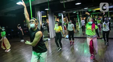 Instruktur mengenakan masker dan face shield pada sesi kelas senam Bolly’D (Bollywood Fitness Dance) di Raga Studio, Jakarta, Senin (15/6/2020). Beberapa pusat kebugaran menerapkan protokol kesehatan untuk mencegah penularan Covid-19. (Liputan6.com/Faizal Fanani)