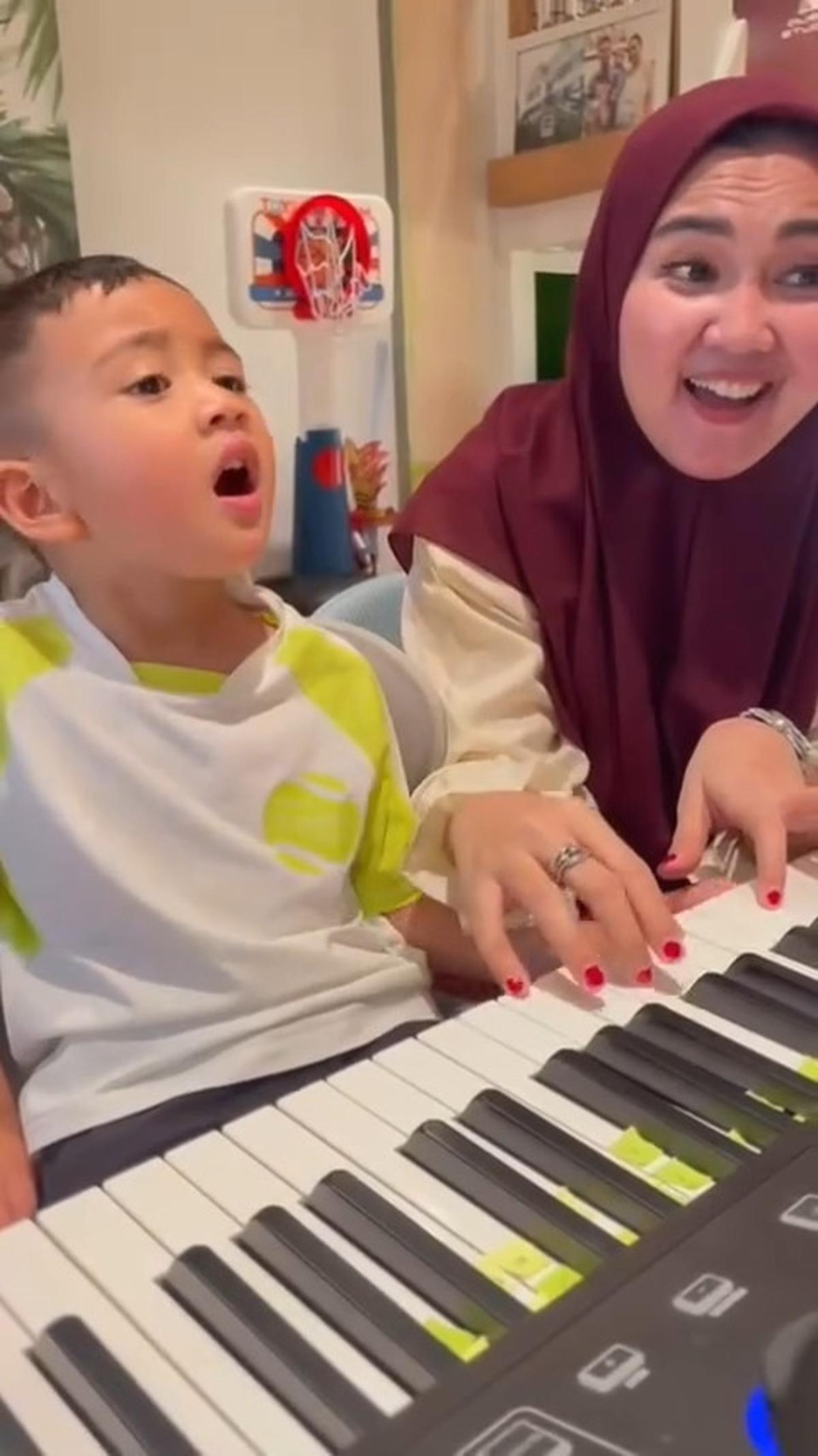 Momen Rayyanza saat Belajar Nyanyi Ini Bikin Netizen Gemas, Serius Banget