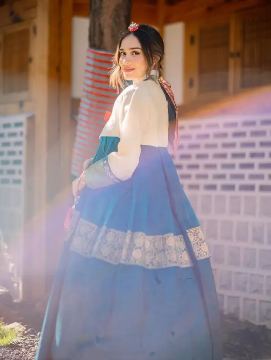 Dengan mengenakan pakaian tradisional Korea, Hanbok, Yasmine terlihat begitu cantik menawan.  [@yaswildblood]