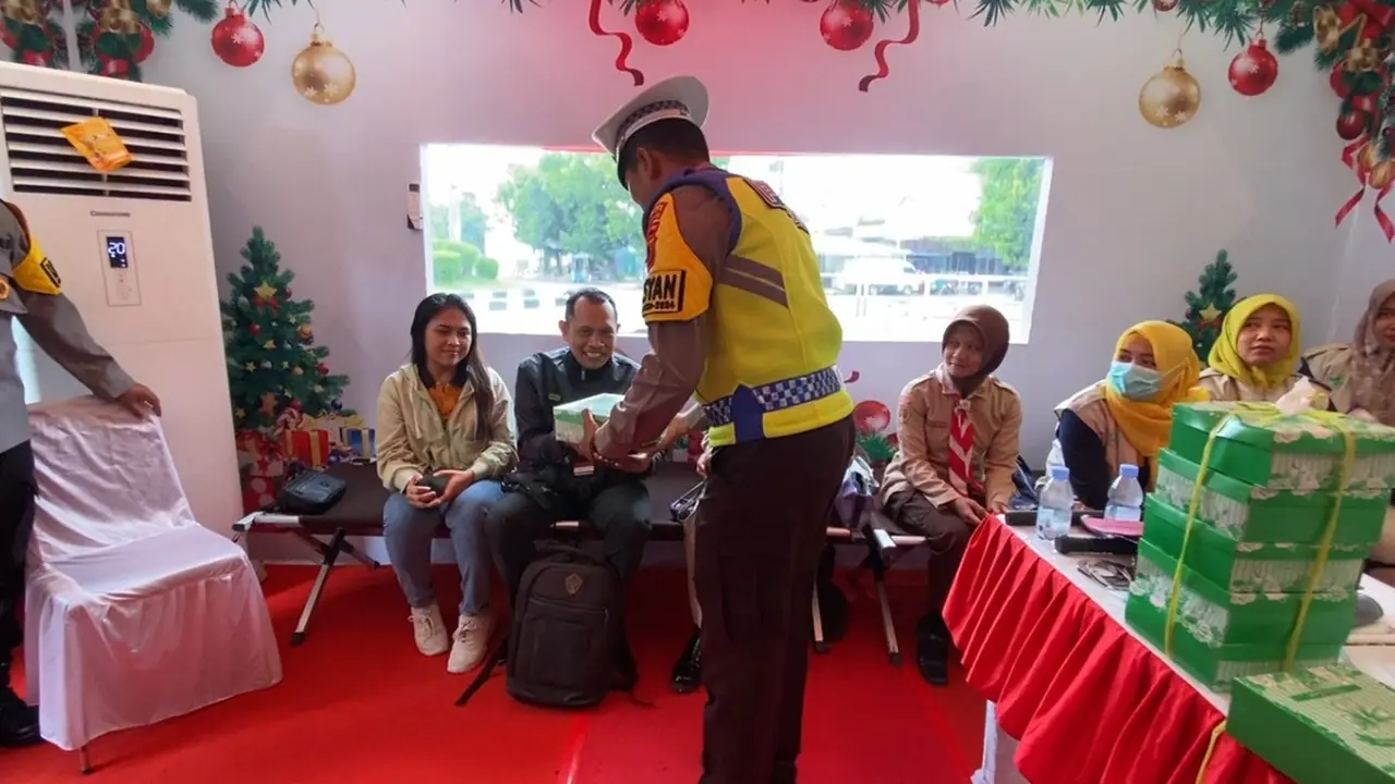 Pemudik Nataru mendapatkan makan siang gratis yang disediakan Polres Pemalang. (Foto: Liputan6.com/Humas Polres Pemalang)