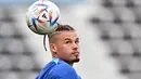 Gelandang Inggris Kalvin Phillips mengikuti sesi latihan jelang bertemu Prancis pada babak perempat final Piala Dunia 2022, di Stadion Al Wakrah SC di Al Wakrah, selatan Doha, Rabu (7/12/2022). Inggris dan Prancis sedikitnya sudah bertemu sebanyak 31 pertandingan di semua ajang. (Paul ELLIS / AFP)