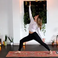 Ilustrasi yoga di dalam rumah. (Foto: Unsplash/Zen Bear Yoga)