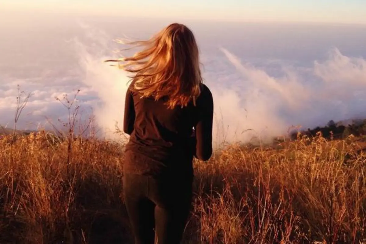 8 Gunung di Indonesia Ini Punya Padang Savana yang Memesona