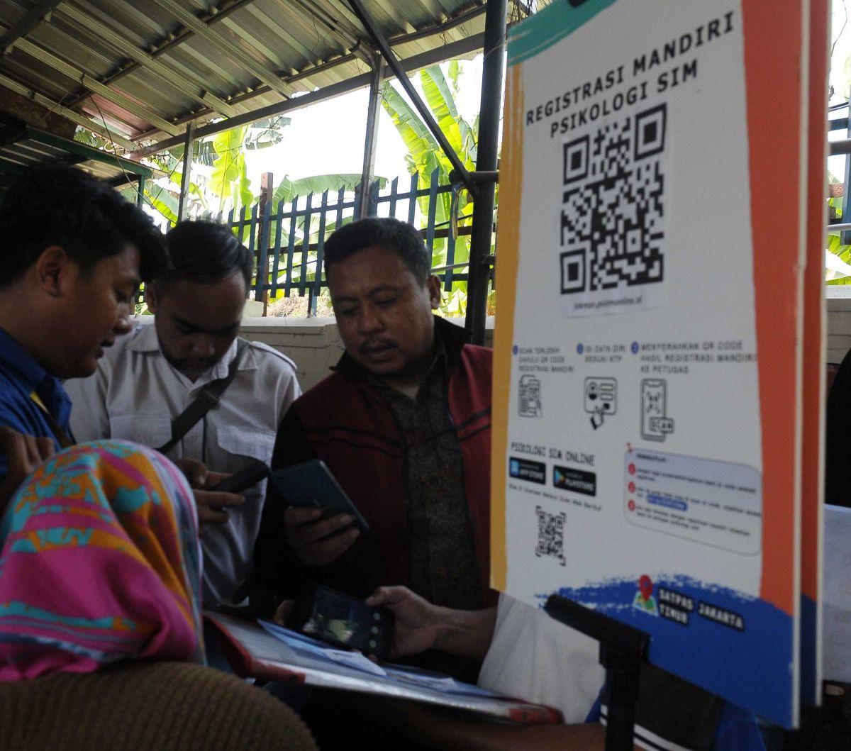 Kondisi ini membuat Direktorat Lalu Lintas Polda Metro Jaya meniadakan layanan Surat Izin Mengemudi (SIM) keliling di Jakarta pada Kamis lantaran sedang maintenance server.