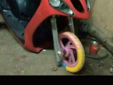 Ini kalau nggak salah roda buat sepeda roda tiga anak kecil (Source: TikTok.com/@aranjirr)