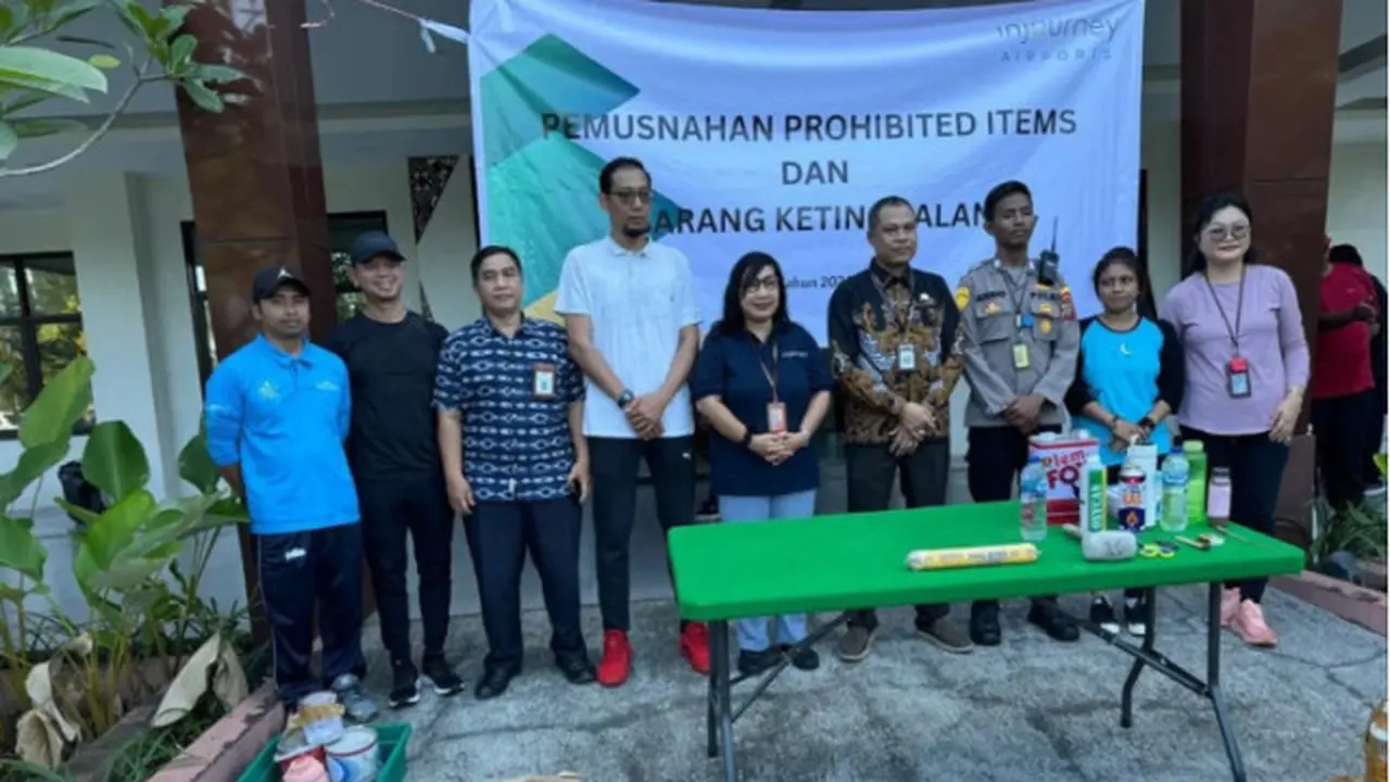 Pemusnahan barang yang dilarang masuk dalam pesawat pada, Jumat (11/10/2024), di Bandara Sam Ratulangi Manado, Sulut.