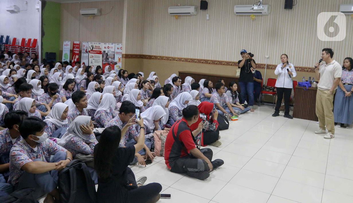 Polres Jakarta Selatan bersama sejumlah selebritas melakukan safari dari sekolah ke sekolah untuk memberikan sosialisasi pencegahan perundungan. (Liputan6.com/Herman Zakharia)