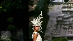 Seorang model dengan menggunakan mahkota berelemen daun atau bunga berjalan saat catwalk pada pagelaran busana tahunan karya desainer Fetty Rusli di Jakarta,  (26/02). Busana bertema A Maze berlangsung megah dan mewah (Liputan6.com/Fery Pradolo)