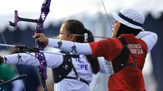 Cabang olahraga panahan membuka perjuangan Tim Indonesia di Olimpiade Paris 2024. Tampil di Invalides Arena, Paris, Kamis (25/7/2024) panahan menjalani rangkaian kualifikasi. Dari tiga atlet putri yang tampil, Diananda Choirunnisa, Rezza Octavia dan Syifa Nur Afifah Kamal, Diananda meraih hasil terbaik dengan menempati peringkat ke-6 dengan koleksi total 670 poin, diikuti Rezza di posisi 32 dengan 650 poin dan Syifa di posisi 43 dengan 640 poin. (Dok. NOC Indonesia)