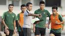Pelatih Timnas Indonesia, Bima Sakti, memberikan arahan kepada anak asuhnya saat latihan di Universitas Kasetsart, Bangkok, Kamis (15/11). Latihan ini persiapan jelang laga Piala AFF 2018 melawan Thailand. (Bola.com/M. Iqbal Ichsan)