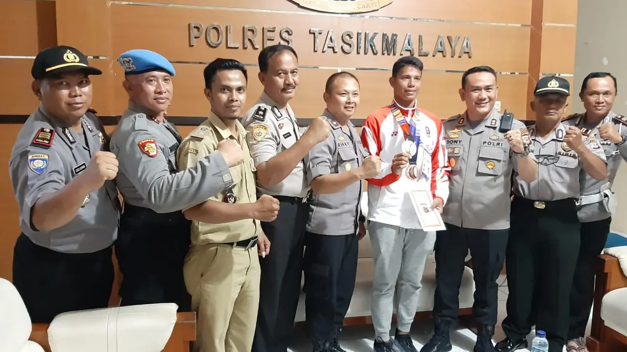 Sejumlah pejabat daerah Tasikmalaya, menyambut kedatangan Muhammad Taufik (32), atlet peraih emas cabang triathlon dan modern pentathlon Men's Beach Laser Individual