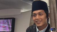 Gus Iqdam saat di pesawat dalam erjalanan ke tanah air (TikTok)