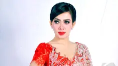Syahrini kembali memakai busana yang cetar membahana di atas red carpet AMI Awards 2014 (Liputan6.com/Panji Diksana) 