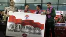 Menpora, Imam Nahrawi, menyerahkan hadiah kepada Timnas Indonesia usai menjadi juara Piala AFF U-22 2019 di Bandara Soetta, Tanggerang, Rabu (27/2). Timnas Indonesia mendapatkan bonus sebesar 2,1 milliar rupiah dari Kemenpora. (Bola.com/Yoppy Renato)