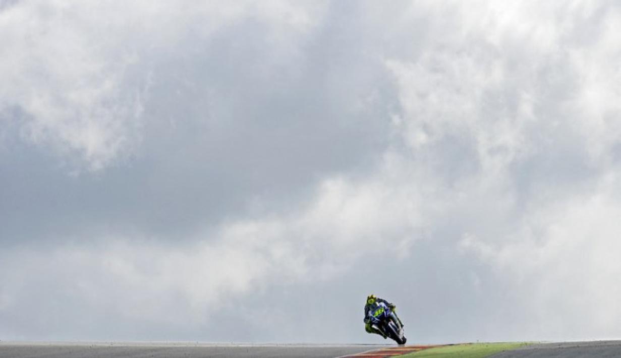 Pebalap Yamaha, Valentino Rossi, saat sesi latihan bebas MotoGP GP Jerman di Sirkuit Sachsenring, Jerman. (AFP PHOTO/ROBERT MICHAEL)