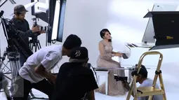 Proses pembuatan video klip dengan single berjudul Sienna di kawasan Kemanggisan, Jakarta, Rabu (4/1). Lagu Sienna dibuat sendiri oleh Marshanda untuk anaknya, Nesyana Ayu Nabila. (Liputan6.com/Herman Zakharia)