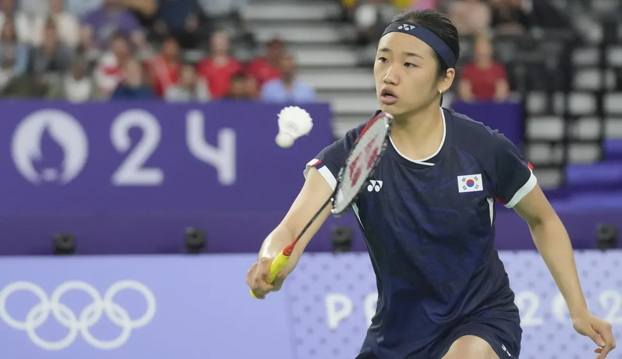 Pebulu tangkis tunggal putri Korea Selatan, An Se-young berusaha mengarahkan bola saat menghadapi wakil Indonesia, Gregoria Mariska Tunjung pada laga semifinal nomor tunggal putri cabor bulu tangkis Olimpiade Paris 2024 di Porte de La Chapelle Arena, Paris, Minggu (4/8/2024). An Se-young menang rubber-game 11-21, 21-13 dan 21-16. (AP Photo/Kin Cheung)