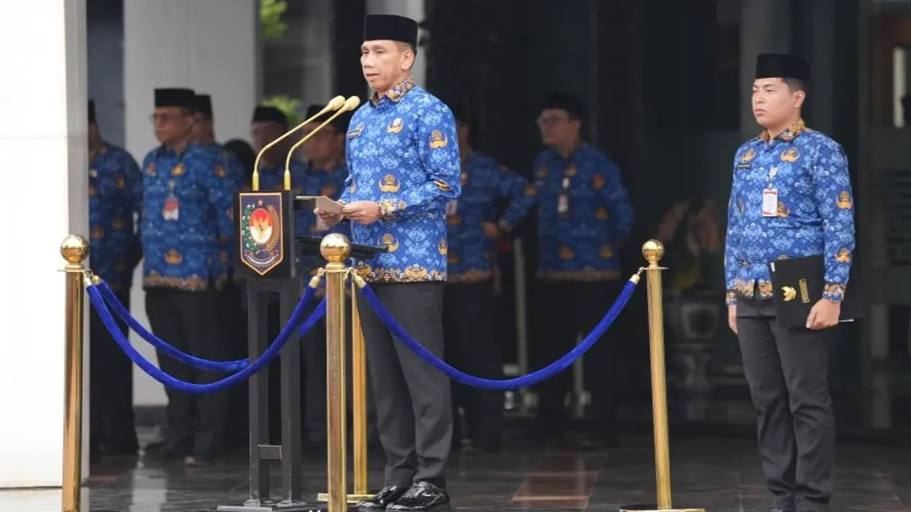 Kementerian Dalam Negeri (Kemendagri) menggelar upacara dalam rangka memperingati Hari Sumpah Pemuda ke-98 di Plaza Gedung A Kantor Pusat Kemendagri, Jakarta, Rabu (28/10/2026).