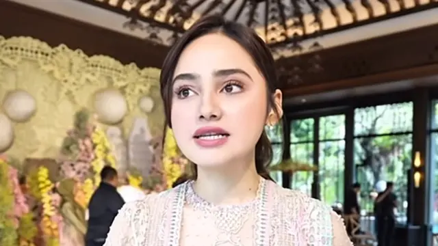 Syifa Hadju di Pengajian Tujuh Bulanan Alyssa Daguise pakai lace dress. [@aleldultv]