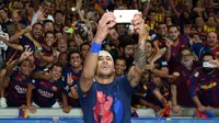 Striker Barcelona, Neymar, selfie bersama suporter usai meraih gelar Liga Champions setelah mengalahkan Juventus pada laga final di Stadion Olympic, Berlin, Sabtu (6/6/2015). (AFP/Olivier Morin)