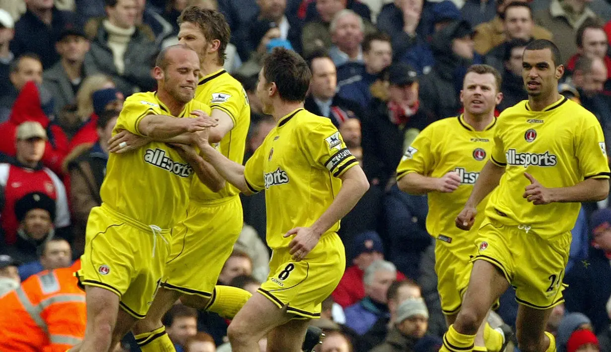 Claus Jensen (kiri) yang telah pensiun pada Agustus 2007 bersama Fulham total mencetak 20 gol dan 12 assist dari total 157 laga di Premier League Liga Inggris bersama dua klub berbeda, Charlton Athletic dan Fulham mulai musim 2000/2001 hingga 2006/2007. (AFP/Jim Watson)