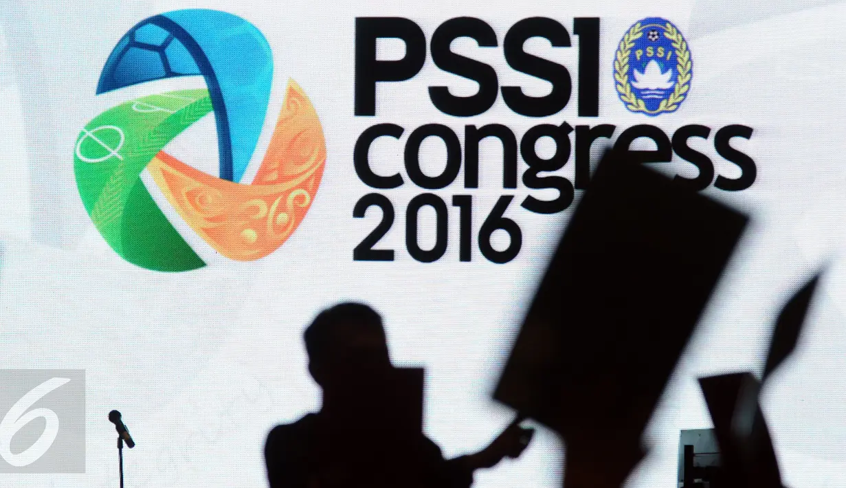 Peserta kongres mengangkat tangan jelang pemilihan Ketua Umum PSSI 2016-2020 di Jakarta, Kamis (10/11). Edy Rahmayadi terpilih menjadi Ketua Umum PSSI melalui voting tertutup yang diikuti 107 pemilik suara. (Liputan6.com/Helmi Fithriansyah)