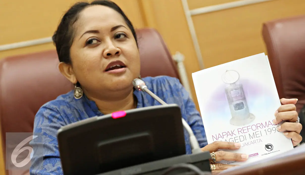 Ketua Subkomisi Pengembangan Sistem Pemulihan Komnas Perempuan Indriyati Suparno menyampaikan keterangan terkait peringatan 18 tahun Tragedi Mei '98 di Balai Kota, Jakarta, Jumat (13/5). (Liputan6.com/Immanuel Antonius)