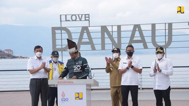 Presiden Joko Widodo (Jokowi) meresmikan penataan Kawasan Pantai Bebas Parapat, Rabu (2/2/2022). (Dok Kementerian PUPR)