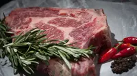 Kamu bisa mengganti daging merah dengan bahan alternatif untuk memenuhi kebutuhan protein. (Foto: Pexels.com/mali maeder)