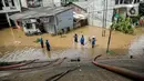 Petugas pemadan kebakaran menyedot air banjir di kawasan Cipinang Melayu, Jakarta, Minggu (21/2/2021). Suku Dinas Pemadam Kebakaran Jakarta Timur mengerahkan 20 mobil pompa untuk menyedot air yang membanjiri RW 04 Kelurahan Cipinang Melayu untuk mengurangi debit air. (Liputan6.com/Faizal Fanani)