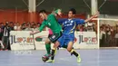 Pemain Timnas Futsal Indonesia, Andri Kurniawan (kiri) saat berebut bola dengan pemain Antam FC pada laga uji coba di Tifosi Sport Center, Jakarta Timur, (13/1/2017). Timnas Futsal menang 5-2. (Bola.com/Nicklas Hanoatubun)
