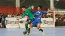 Pemain Timnas Futsal Indonesia, Andri Kurniawan (kiri) saat berebut bola dengan pemain Antam FC pada laga uji coba di Tifosi Sport Center, Jakarta Timur, (13/1/2017). Timnas Futsal menang 5-2. (Bola.com/Nicklas Hanoatubun)