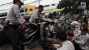 Petugas Dishub DKI mengangkut sepeda motor saat operasi penertiban di Pasar Tanah Abang, Jakarta, Senin (21/5). Banyak preman yang memanfaatkan momen meningkatnya pengunjung pasar Tanah Abang dengan membuka area parkir liar. (Liputan6.com/Arya Manggala)