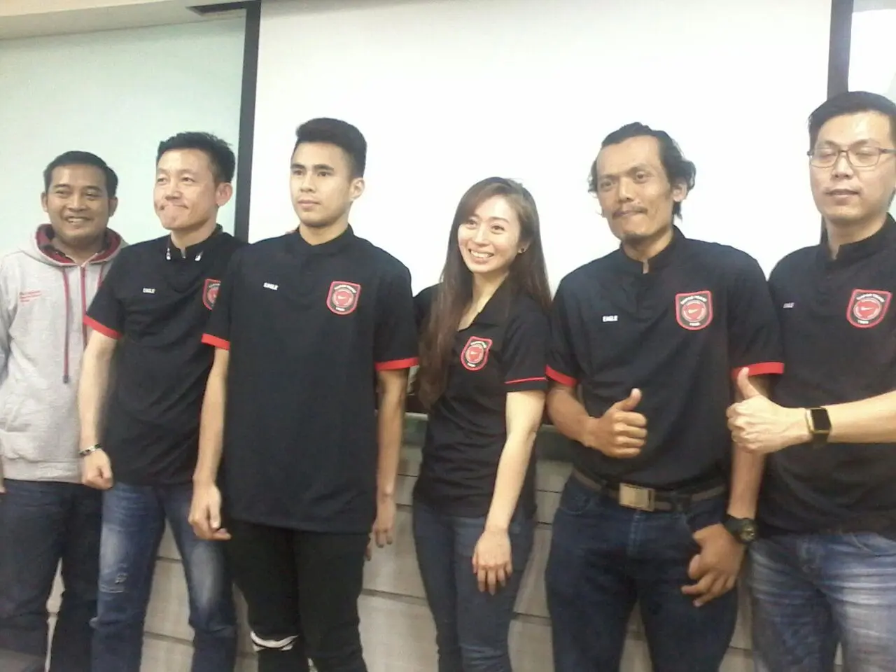 Pelari ultra marahon Suparmin (kedua dari kanan). (Liputan6.com/Bogi Triyadi)