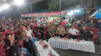 Dukungan yang diberikan oleh menantu Presiden Joko Widodo atau Jokowi tersebut dengan nonton bareng (nobar) bersama para jurnalis di Kota Medan, Sumatera Utara (Sumut). Nobar dilaksanakan di Warkop Jurnalis Medan, Jalan Haji Agus Salim