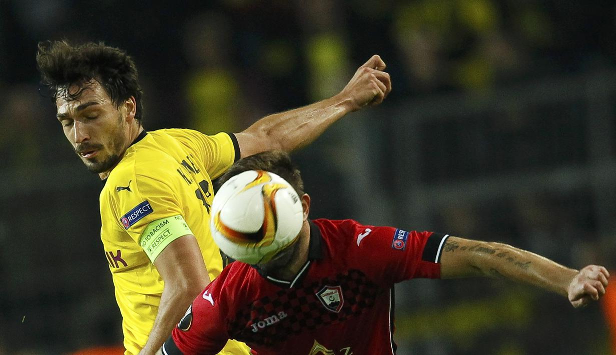 Pemain Borussia Dortmund, Mats Hummels, berebut bola dengan pemain FK Qabala, Olexiy Antonov, dalam lanjutan Grup C Liga Europa di Stadion Signal Iduna Park, Dortmund, Jerman, Jumat (6/11/2015) dini hari WIB. (Reuters/Ina Fassbender)