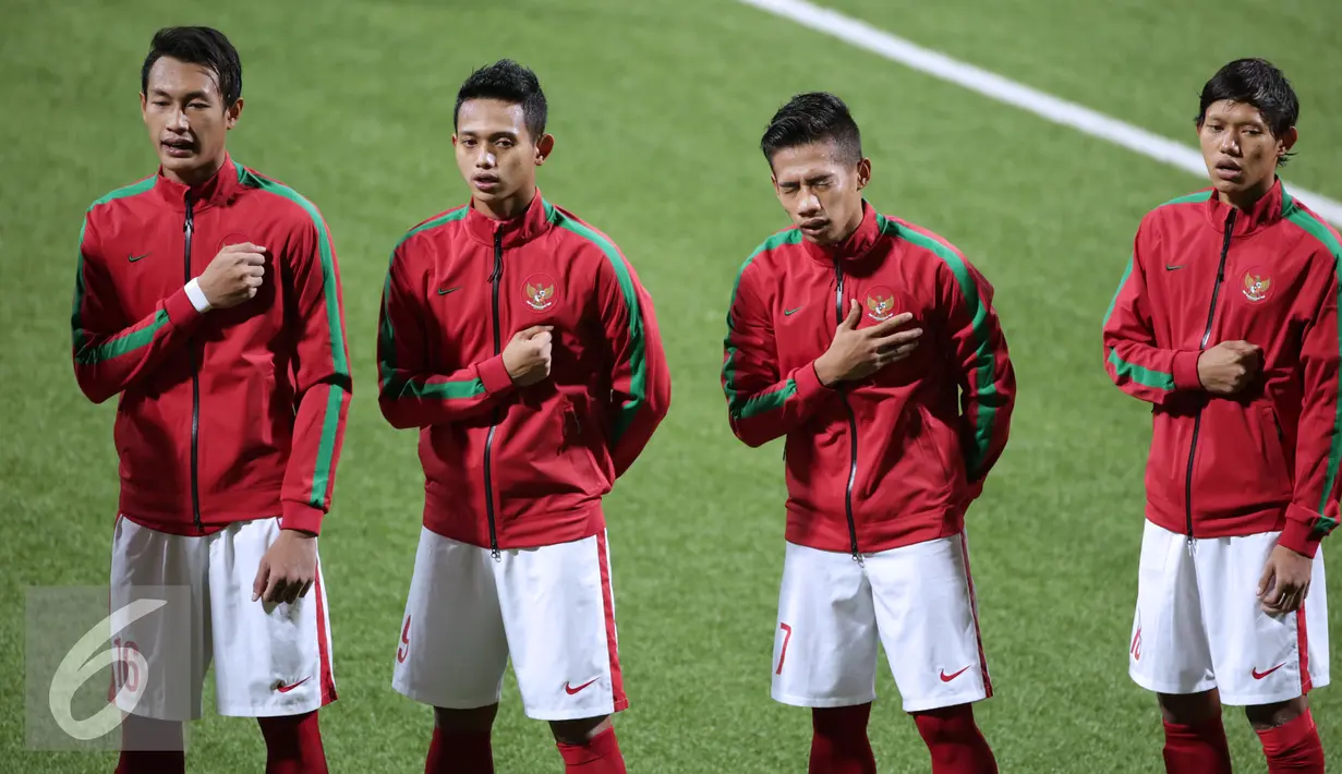 Ekspresi penggawa timnas Indonesia U-23 saat menyanyikan lagu Indonesia Raya jelang laga melawan Filipina di penyisihan Grup A Sea Games 2015 di Stadion Jalan Besar, Singapura, Selasa (9/6/2015). Indonesia unggul 2-0. (Liputan6.com/Helmi Fithriansyah)
