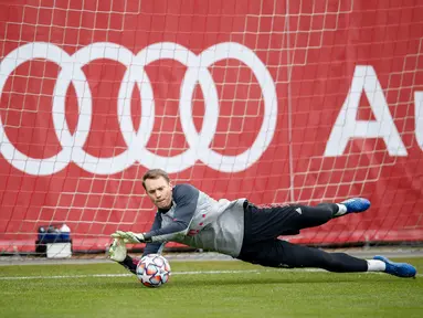 Kiper Bayern Munchen, Manuel Neuer berusaha menepis bola saat mengikuti sesi latihan tim di Munich, Jerman selatan (24/11/2020). Munchen akan bertanding melawan Salzburg pada Grup A Liga Champions di Allianz Arena. (AFP/Marco Donato)