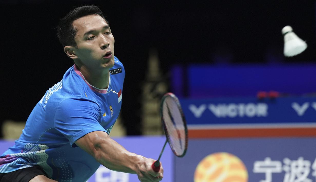 Pebulu tangkis tunggal putra Indonesia, Jonatan Christie berusaha mengembalikan bola smes yang dilepaskan wakil China, Li Shi Feng pada laga final Badminton Asia Championship 2024, Minggu (14/4/2024) di Ningbo Olympic Sports Center Gymnasium, China. (AP Photo)