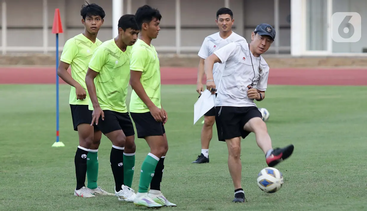 Dokumentasi foto menunjukkan saat pelatih Shin Tae-yong memberikan arahan pada pemain timnas Indonesia U-19 sebelum mengarungi laga mengarungi Piala AFF U-19 2022 di Stadion Madya Gelora Bung Karno, Jakarta, Selasa (21/6/2022). (Liputan6.com/Helmi Fithriansyah)