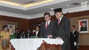 MenPAN RB yang baru Komjend Pol Syafruddin (kanan) menandatangani sertijab di Kantor Kementerian PANRB, Jakarta, Rabu (15/8). Komjen Pol Syafruddin resmi menggantikan Asman Abnur. (Liputan6.com/Fery Pradolo)
