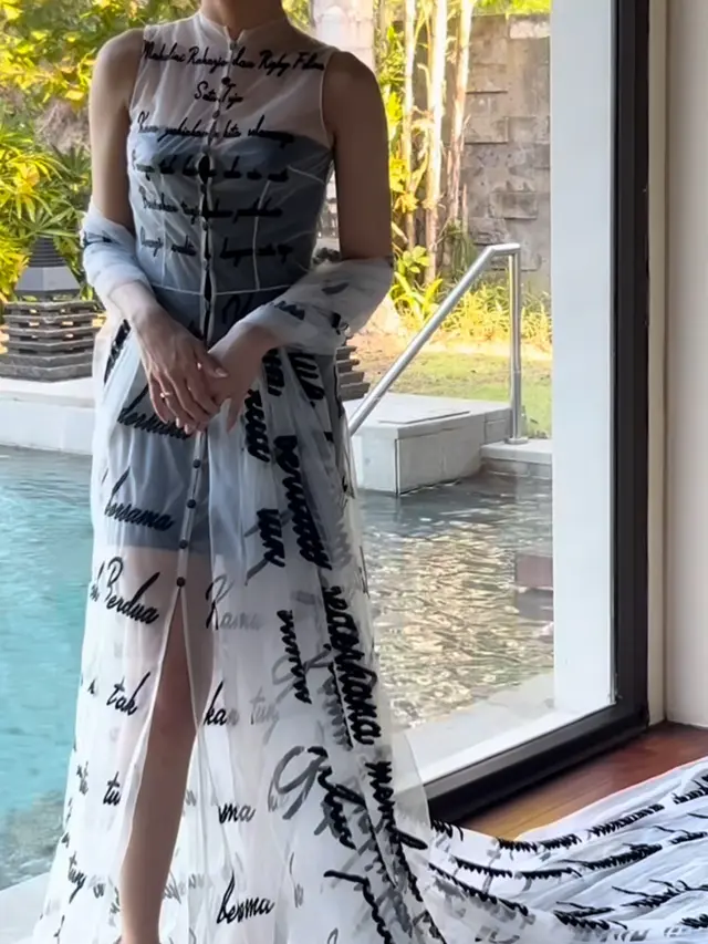 Potret acara First Kiss Wedding Rizky Febian dan Mahalini di Bali. [@thebridestory]