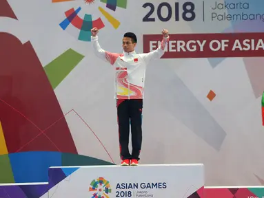 Atlet wushu putra China, Chen Zhouli (tengah) menunjukkan medali emas Asian Games 2018 di JIExpo, Kemayoran, Jakarta, Rabu (22/8). Chen Zhouli berhasil merebut medali emas pada nomor Taijiquan dan Taijijian. (Merdeka.com/Imam Buhori)