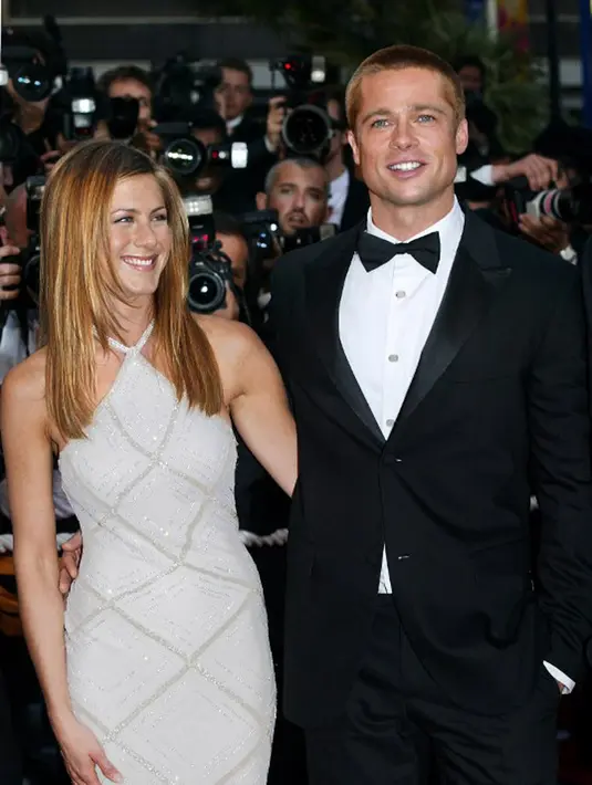 Pitt dan Jennifer telah berpisah sejak lama bahkan lebih dari 10 tahun sebelum akhirnya Pitt menjalin hubungan dengan Jolie. Meskipun Jenn kembali berkomunikasi dengan Pitt, sang suami pun tak marah dan keberatan. (AFP/Bintang.com)