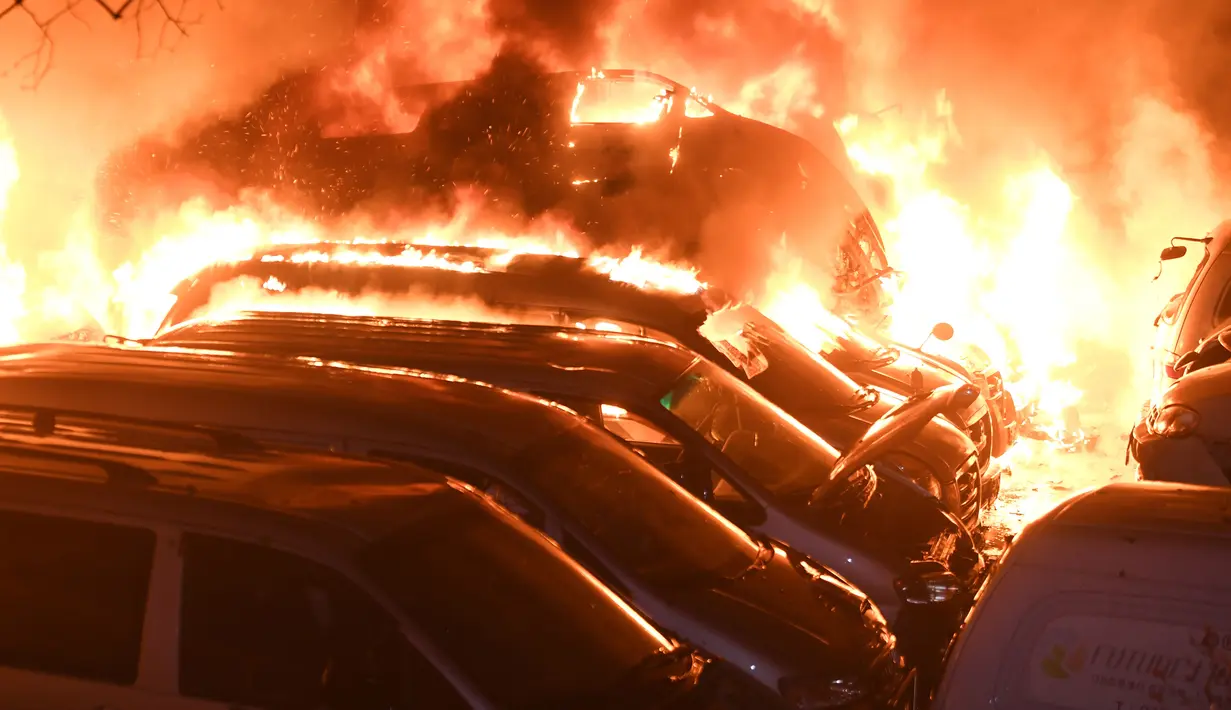 Sejumlah mobil terbakar akibat kebakaran hutan di Sokcho, Korea Selatan (5/4). Pihak berwenang menyatakan kebakaran besar ini merupakan bencana nasional yang langka. (AFP Photo/South Korea Out)