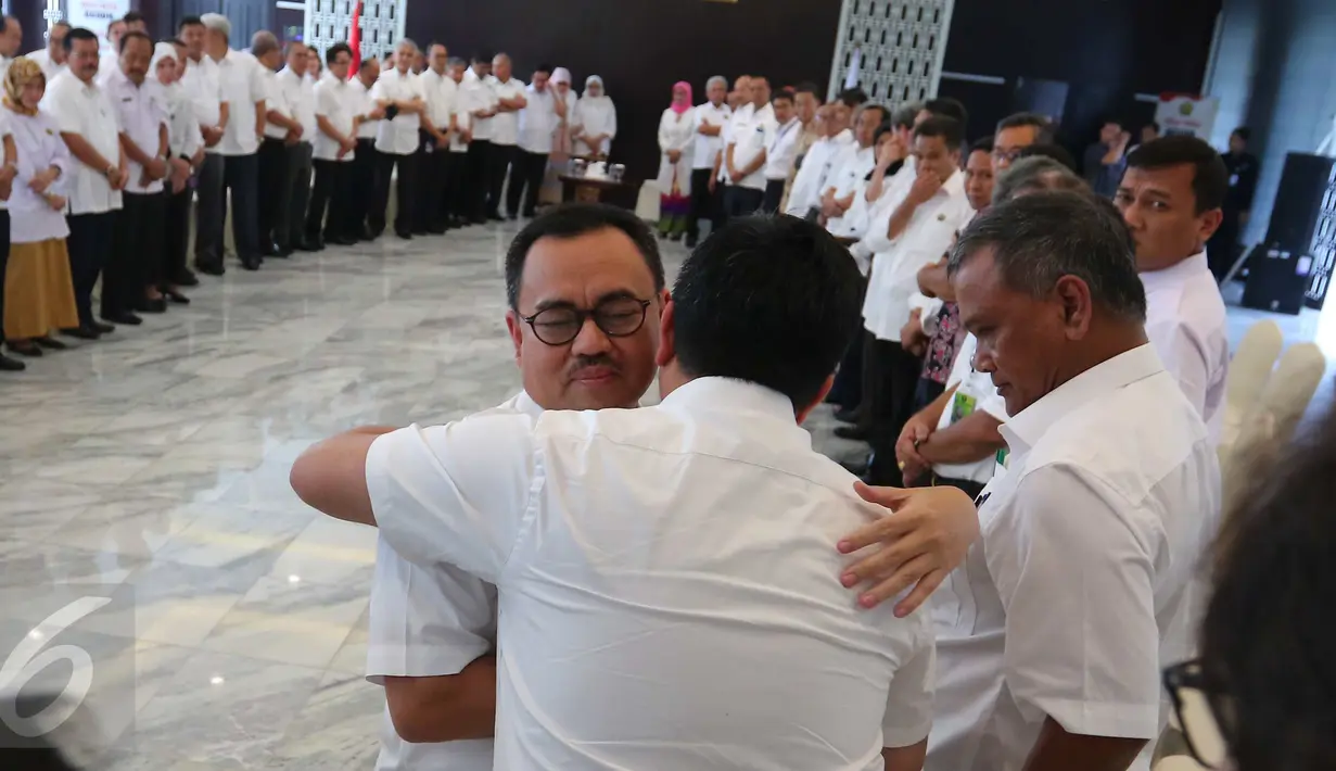 Mantan Menteri ESDM Sudirman Said ketika berpamitan dengan jajaran Eselon 1 dan Eselon 2 Kementerian ESDM, Jakarta, Rabu (27/7). Sudirman Said menjadi salah satu menteri yang di-reshuffle dan digantikan oleh Arcandra Tahar. (Liputan6.com/Angga Yuniar)