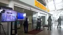 <p>Pekerja berjaga dekat pemindai termal saat latihan pembukaan kembali Bandara Internasional Ngurah Rai di Bali, Sabtu (9/10/2021). Indonesia berencana kembali membuka Bandara Internasional Ngurah Rai untuk penerbangan internasional pada 14 Oktober 2021. (AP Photo/Firdia Lisnawati)</p>